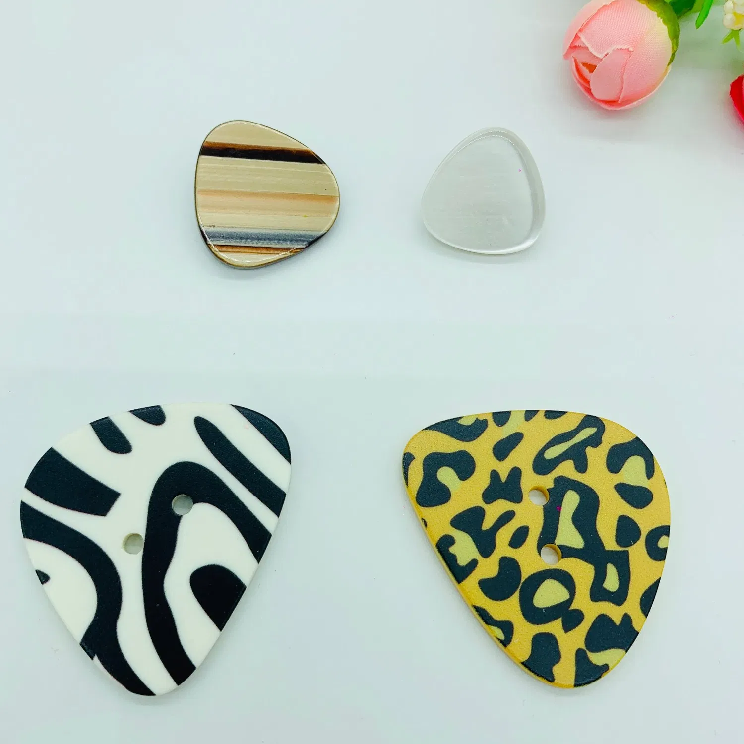 Bottoni in resina poliestere all'ingrosso di fabbrica, bottoni in metallo, bottoni fantasia, bottoni naturali con nuovo stile classico per camicie, abiti, jeans, cappotti